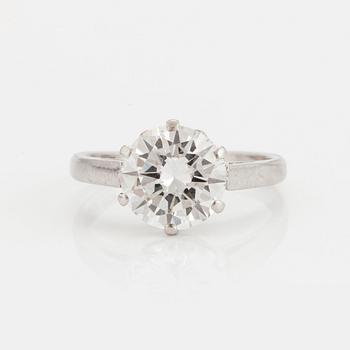 871. A ring set with a round brilliant-cut diamond.