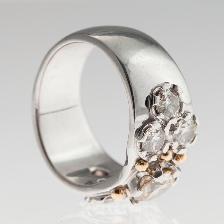 RING, 14K vitguld. Briljantslipade diamanter ca 2,6 ct. P. Aittala, Jyväskylä 2001. Vikt 13,5 g.