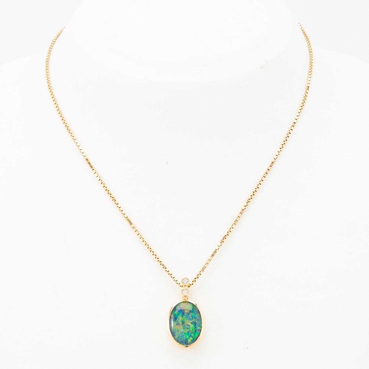Ole Lynggaard, hängsmycke och kedja, 18k guld med opal och diamanter.