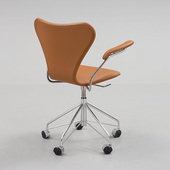 ARNE JACOBSEN, kontorsstol, "Sjuan", Fritz Hansen, 2013.