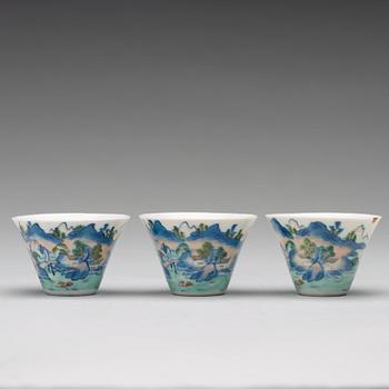 KOPPAR, tre stycken, porslin. Qingdynastin, Jiaqings märke och period (1796-1820).