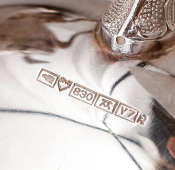 SOCKERSKÅL OCH GRÄDDKANNA, silver, importstämplar. Vikt ca 287 g.