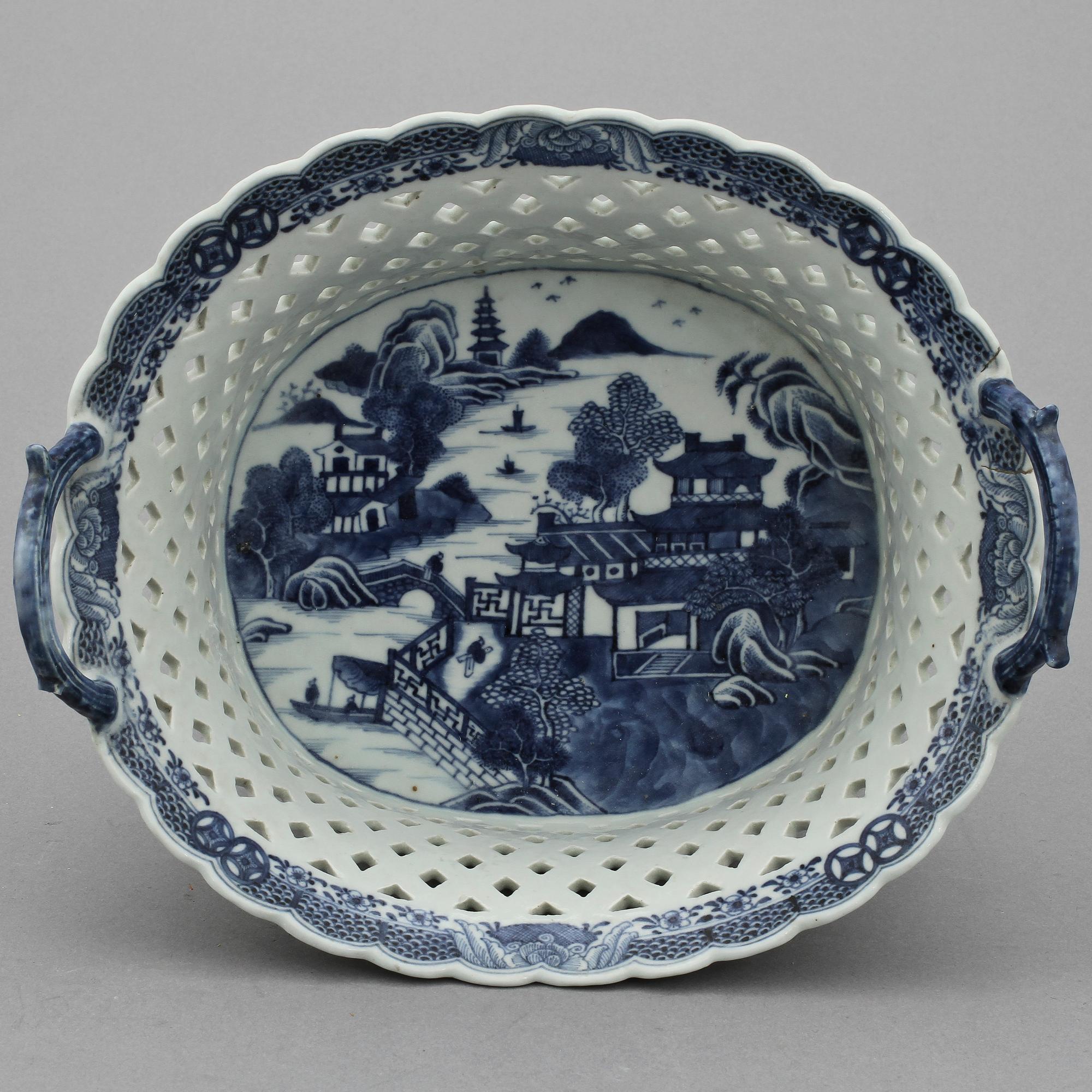 GALLERSKÅL med UNDERFAT, porslin, Kina, 1700/1800-tal.