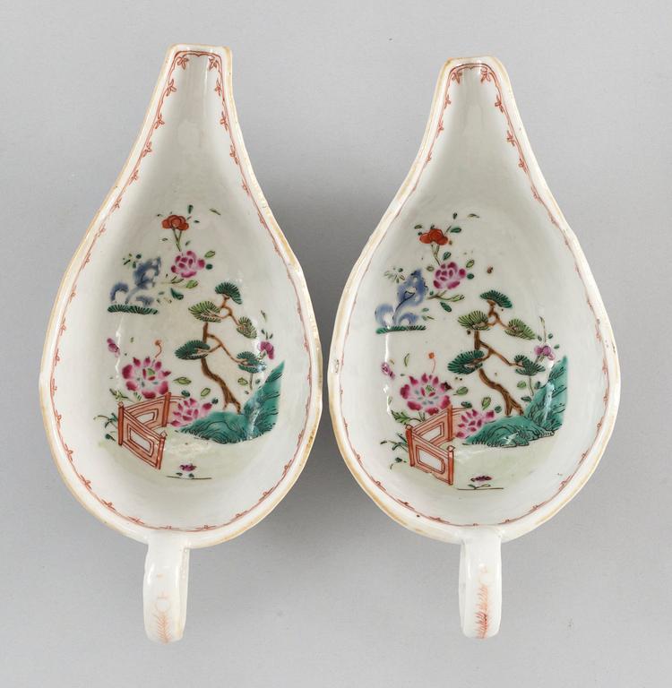 A pair of famille rose sauceboats, Qing dynasty, Qianlong (1736-95). (2).