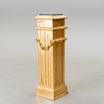 A second part of the 20th century pedestal.