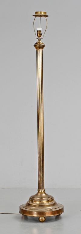 GOLVLAMPA, mässing, 1900-talets början.