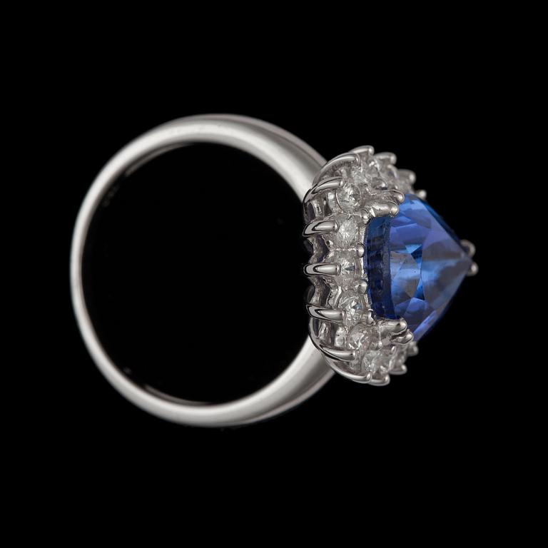 RING med droppslipad tanzanit 4.29 ct samt briljantslipade diamanter totalt ca 0.73 ct.