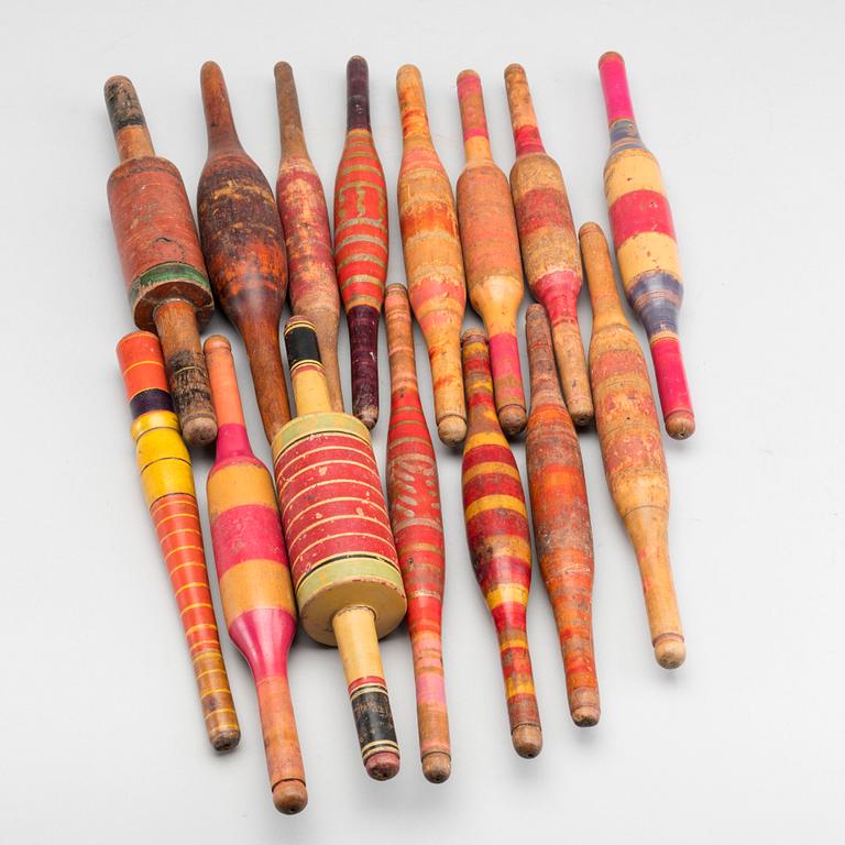 A SET OF 15 CHAPATI ROLLING PIN FROM INDIA, 20TH CENTURY.