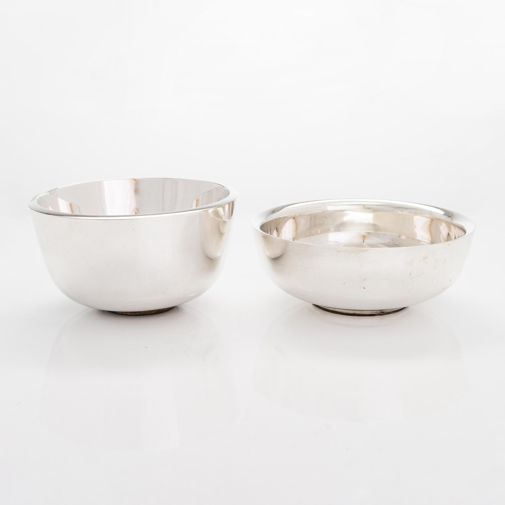 Pekka Piekäinen, two bowls in sterlingsilver och silver, Tarkiainen, Helsinki 1988 and Auran Kultaseppä, Turku 1978.