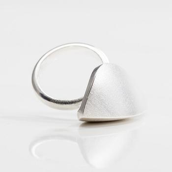 RING, sterling silver, "Shade" Pekka Hirvonen, Lapponia 2000-tal. Vikt 12,6 g.