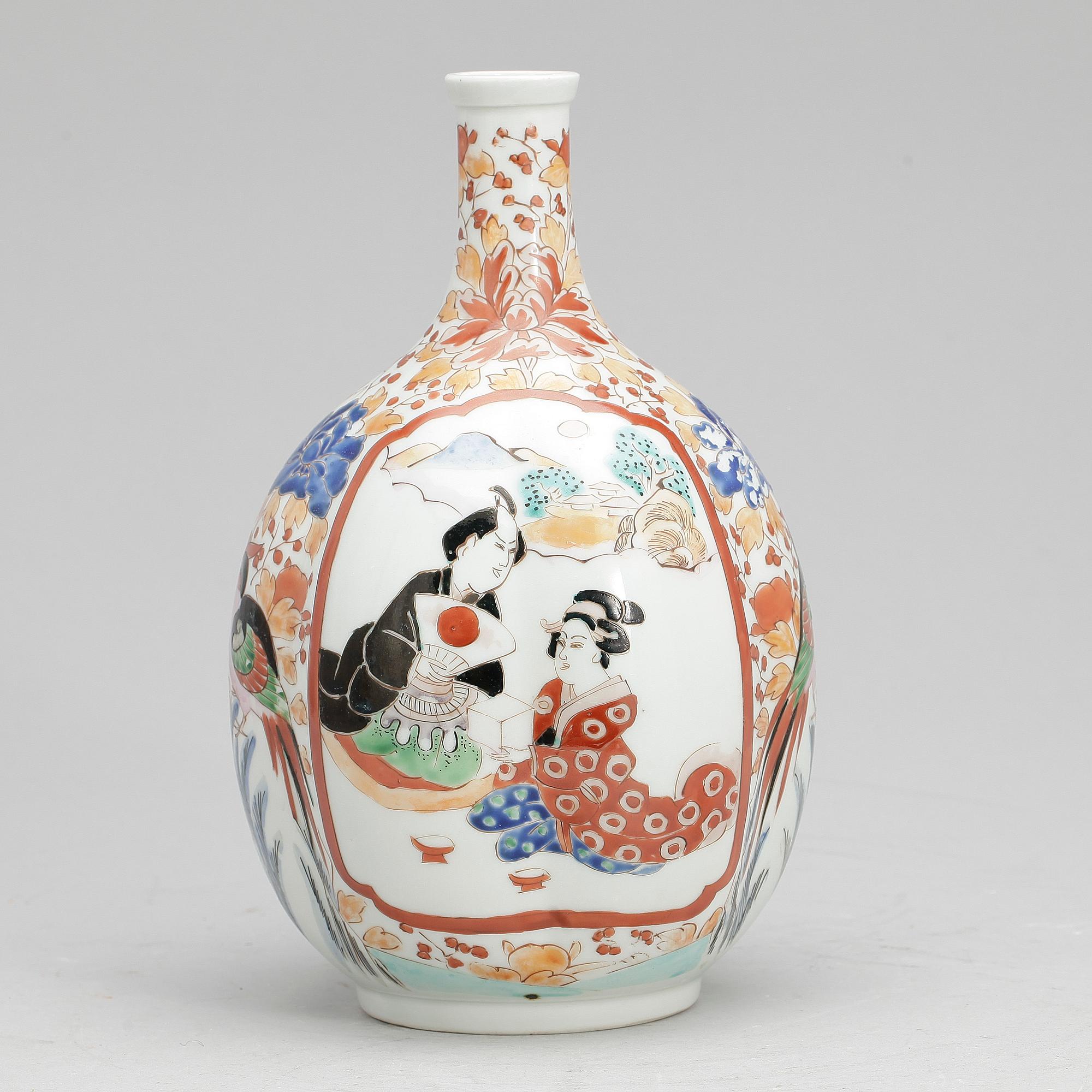 SAKEFLASKA, porslin, Japan, 1900-talets första hälft.