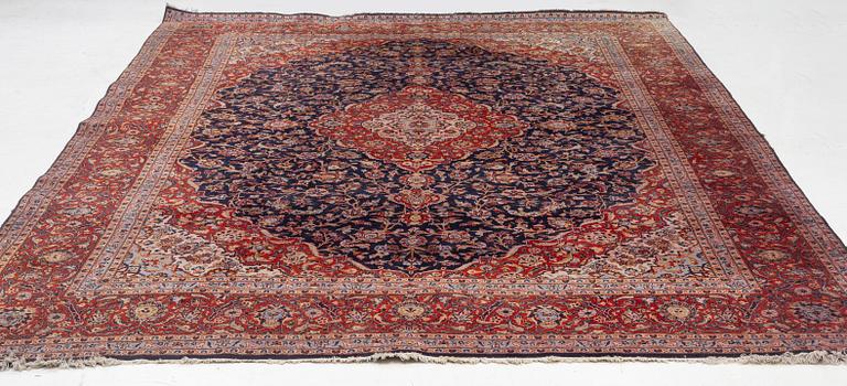 A Kashan carpet,c. 420 x 297 cm.
