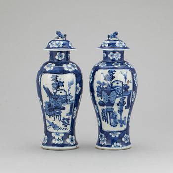 URNOR, ett par, porslin, Kina 1800-/1900-tal.