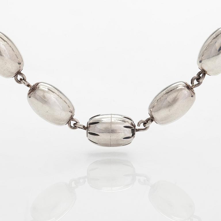 Kalevala Koru, halsband, "Halikon kääty", sterling silver, 1996.