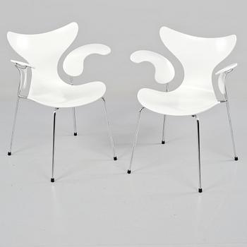 KARMSTOLAR, ett par, "Måsen", Arne Jacobsen, Fritz Hansen, formgivna formgivna 1969/70.