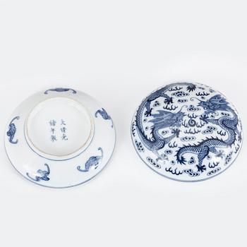 ASK MED LOCK. Porslin, Kina.