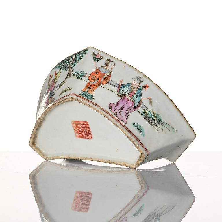 A Chinese famlle rose porcelain bowl, late Qing dynasty.