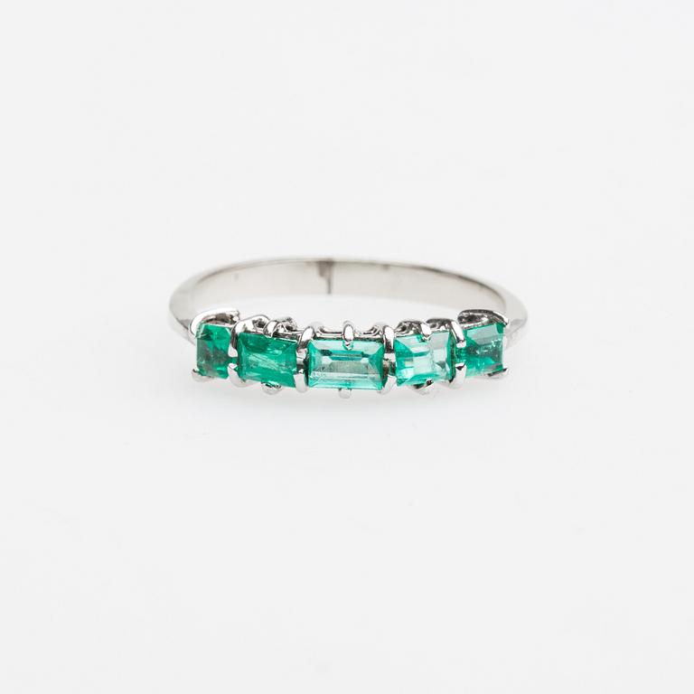 RING, 18K vitguld med smaragder.