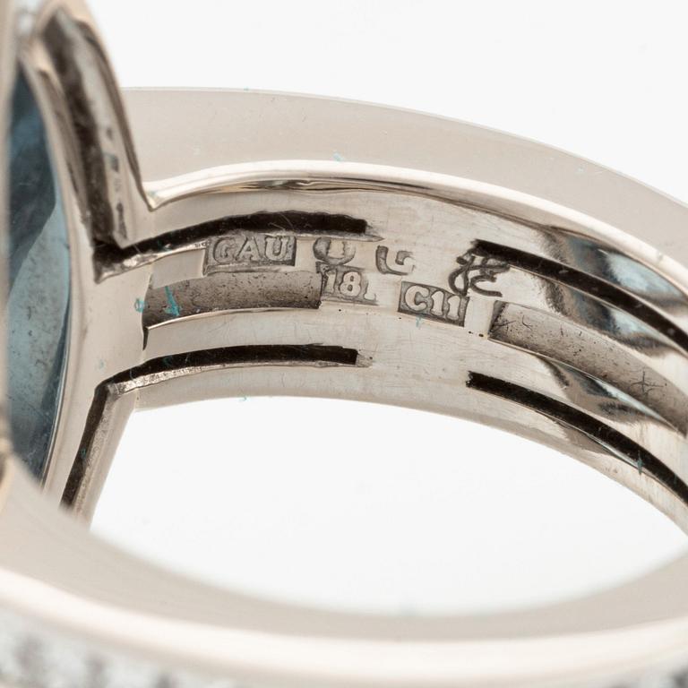 Gaudy ring 18K vitguld med en checkerslipad akvamarin och prinsesslipade diamanter.