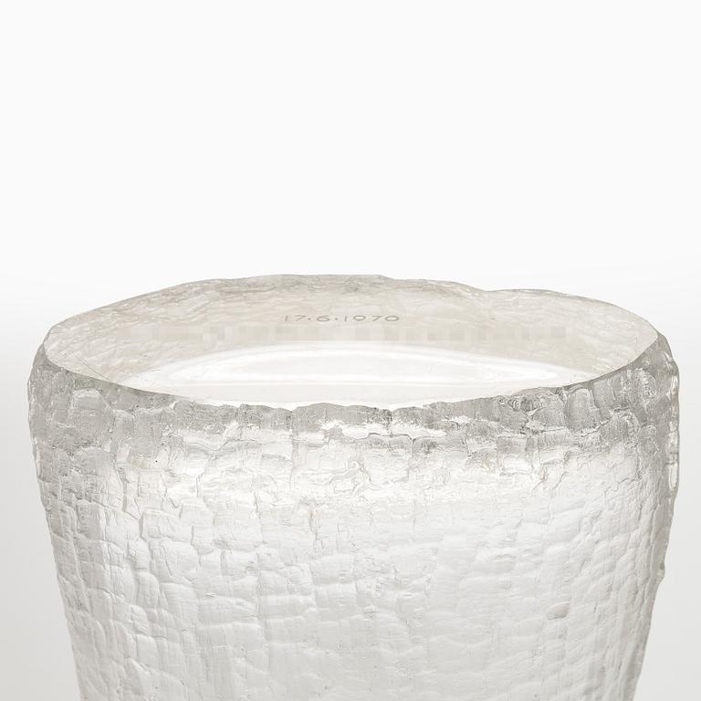 Timo Sarpaneva, A glass vase from "Finlandia"- series, signed Timo Sarpaneva.