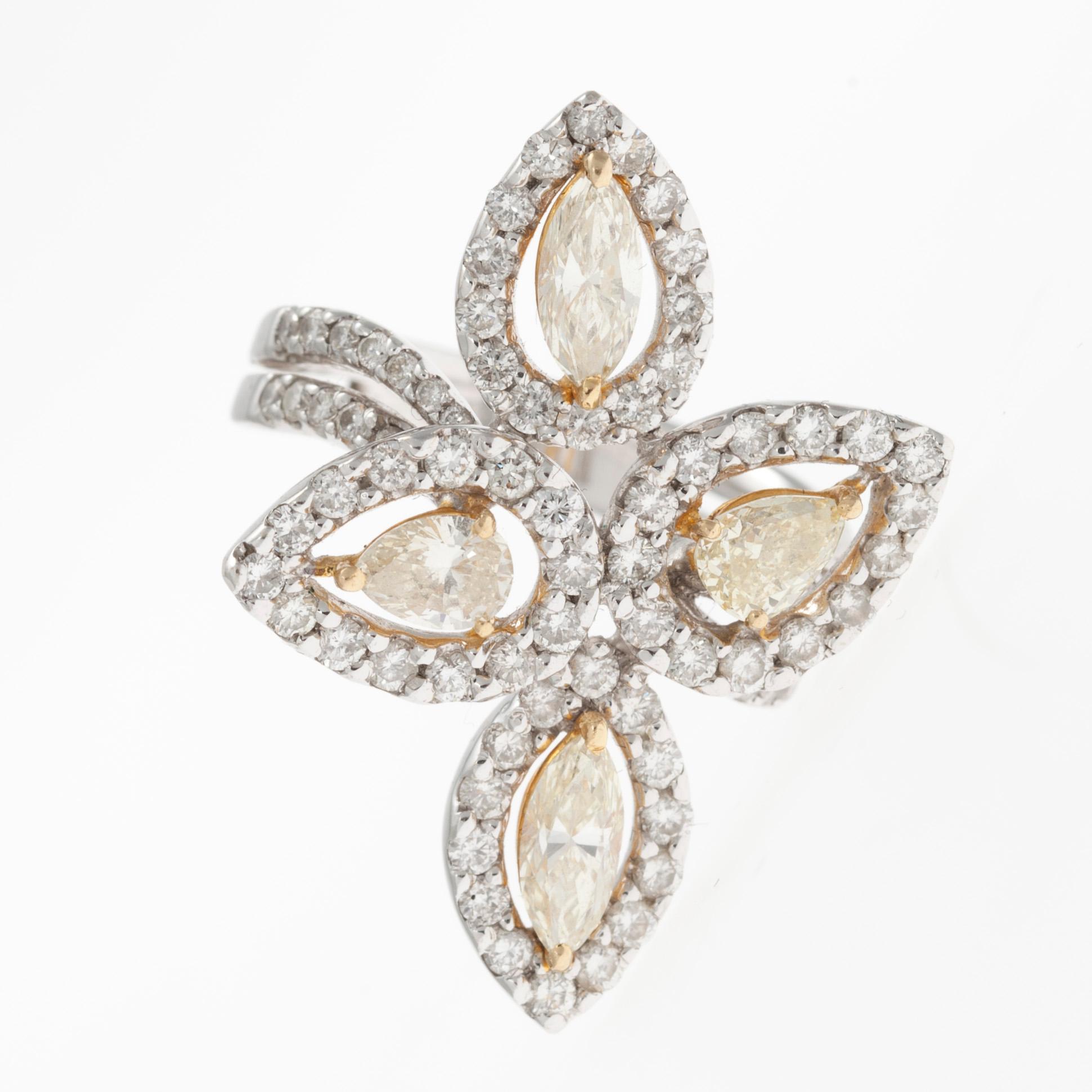 RING, 18K vitguld, ljusgula diamanter samt små färglösa diamanter tot. 2,87 ct. Vikt 2,87 g.
