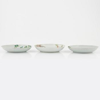 Fat, tre stycken, porslin. Kina, 1900-tal.