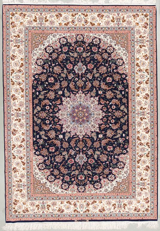 A part silk Esfahan carpet, signed. Around 302 x 215 cm.