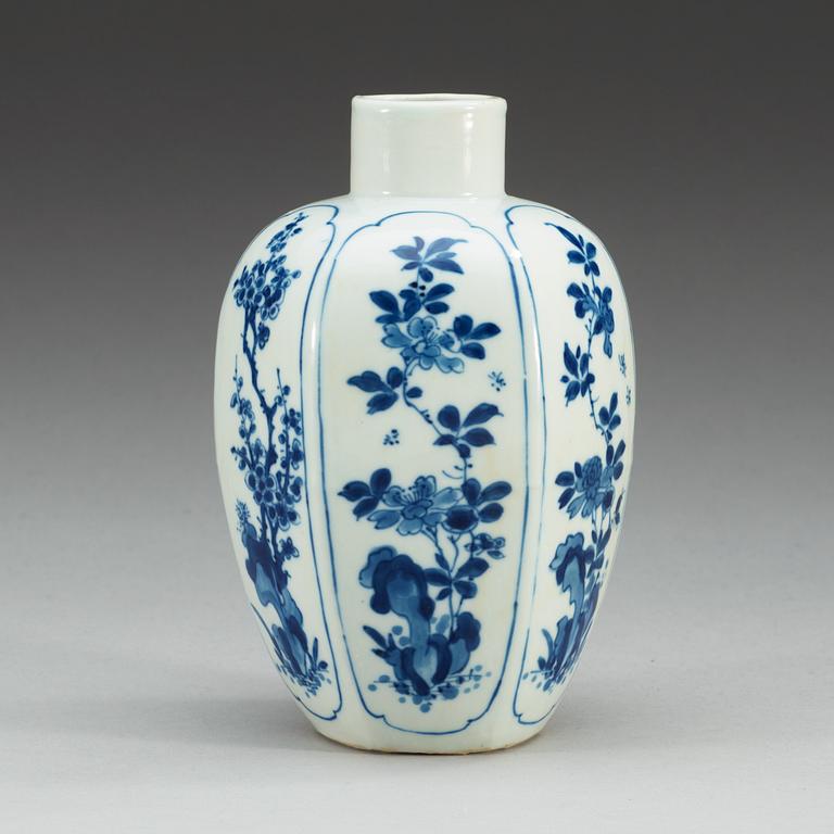 VAS, porslin. Qing dynastin, Kangxi (1662-1722).