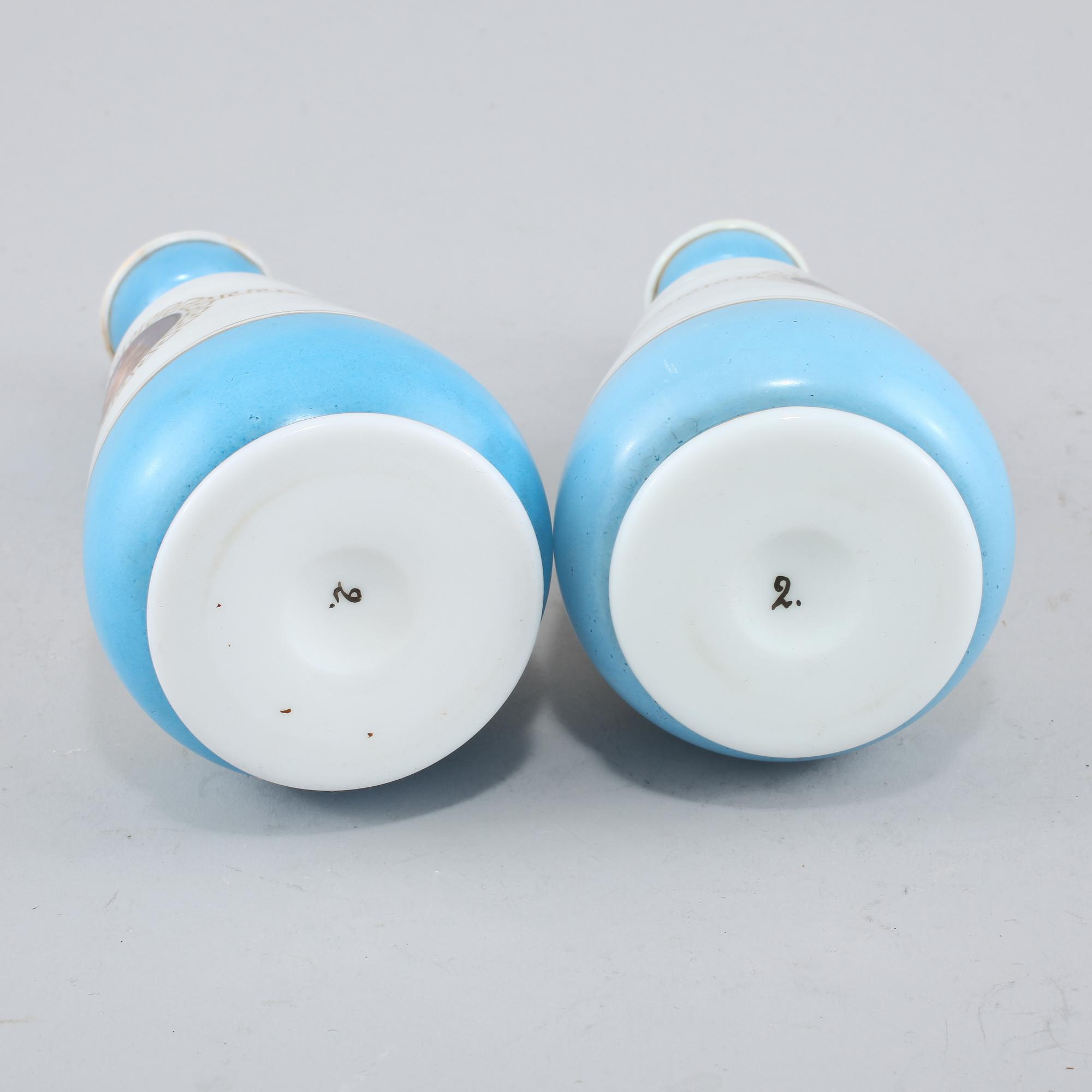 VASER, ett par, opalinglas, troligen England, sent 1800-tal.