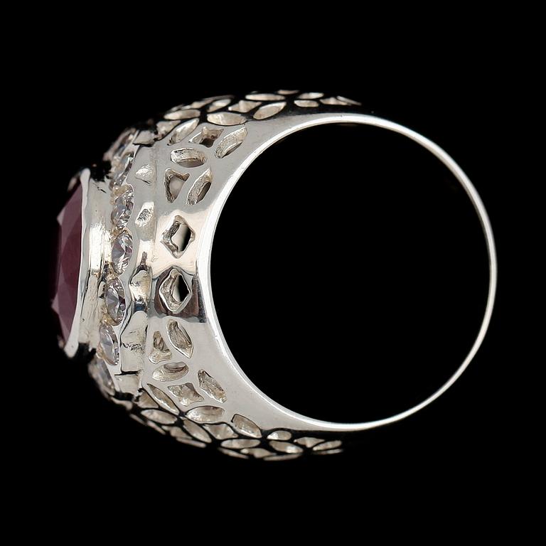 RING, vitguldspläterat sterlingsilver, rubin ca 9.45 ct, vita safirer tot ca 0.95 ct.