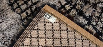 MATTOR, 2 st, rya, Marianne Richter,  "Löfstad", serien Östergyllen 191 x 138 och 230 x 167.