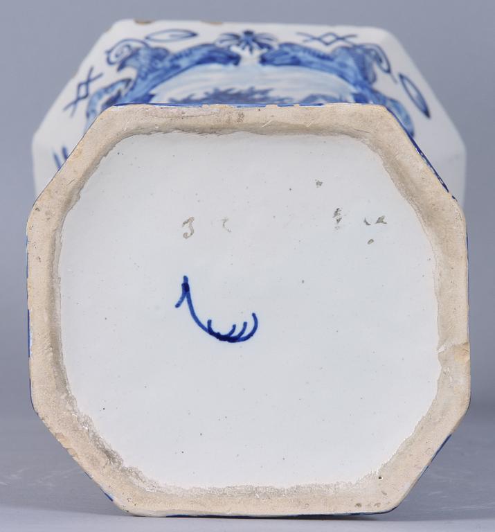 VASER, ett par samt LOCKURNOR, 3 st, fajans, Holland, 1800/1900-tal.