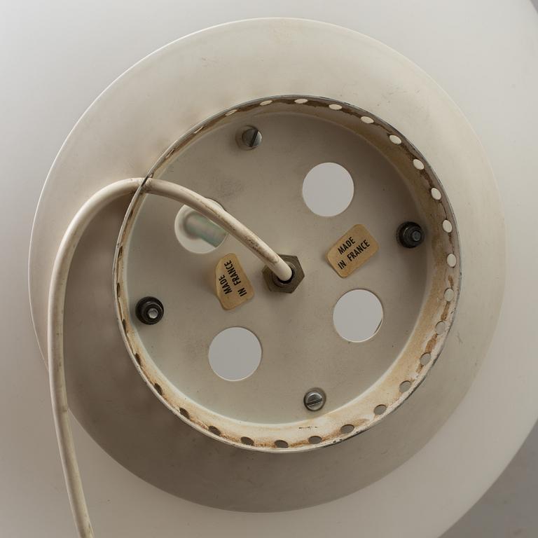 A late 20th century eggshaped Frensh tablelamp.