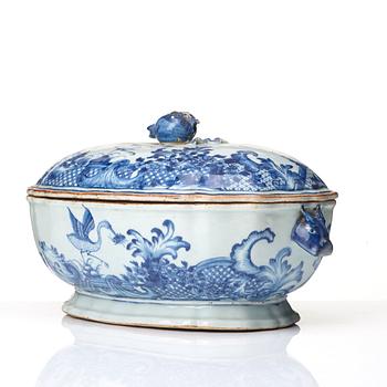 TERRIN med LOCK, vapenporslin. Qingdynastin, Qianlong (1736-95).