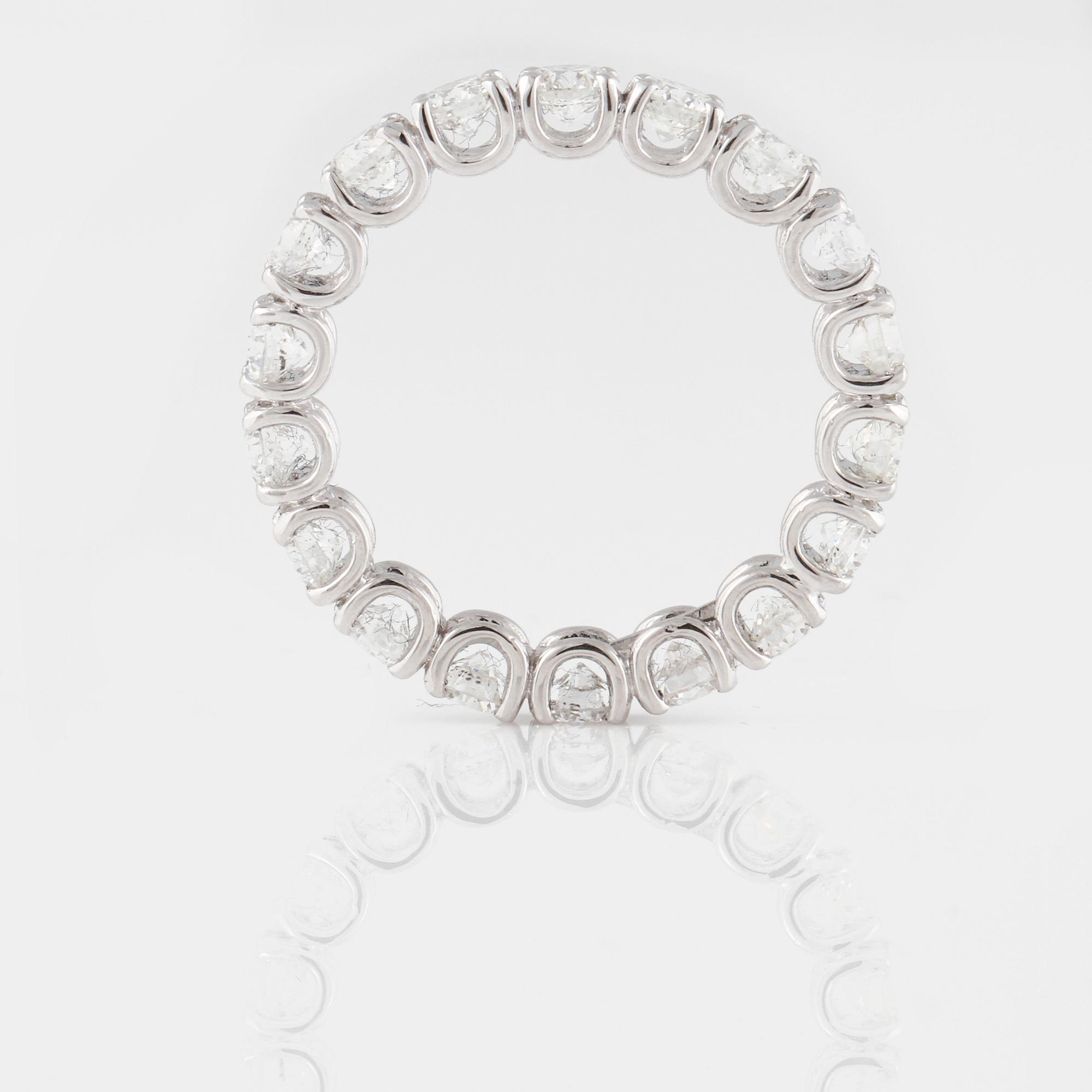 RING, sk eternityring, med briljantslipade diamanter, ca 2.60 ct.