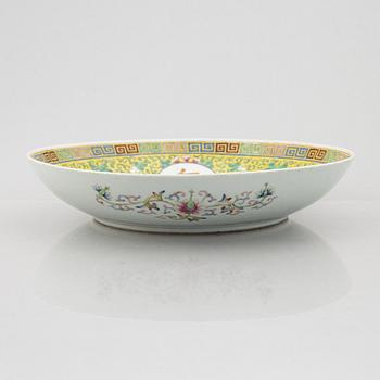 A large Chinese porcelain enamelled dish, late Qing dynsaty / Republic.