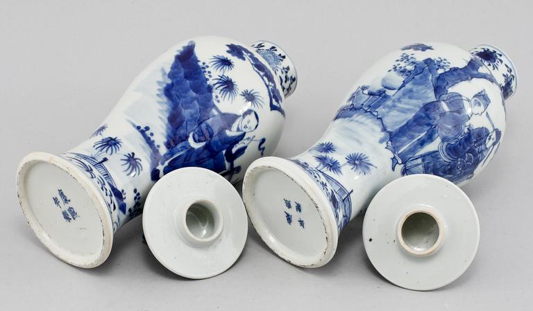 LOCKURNOR, ett par, porslin, Kina, omkring sekelskiftet 1800/1900-tal.