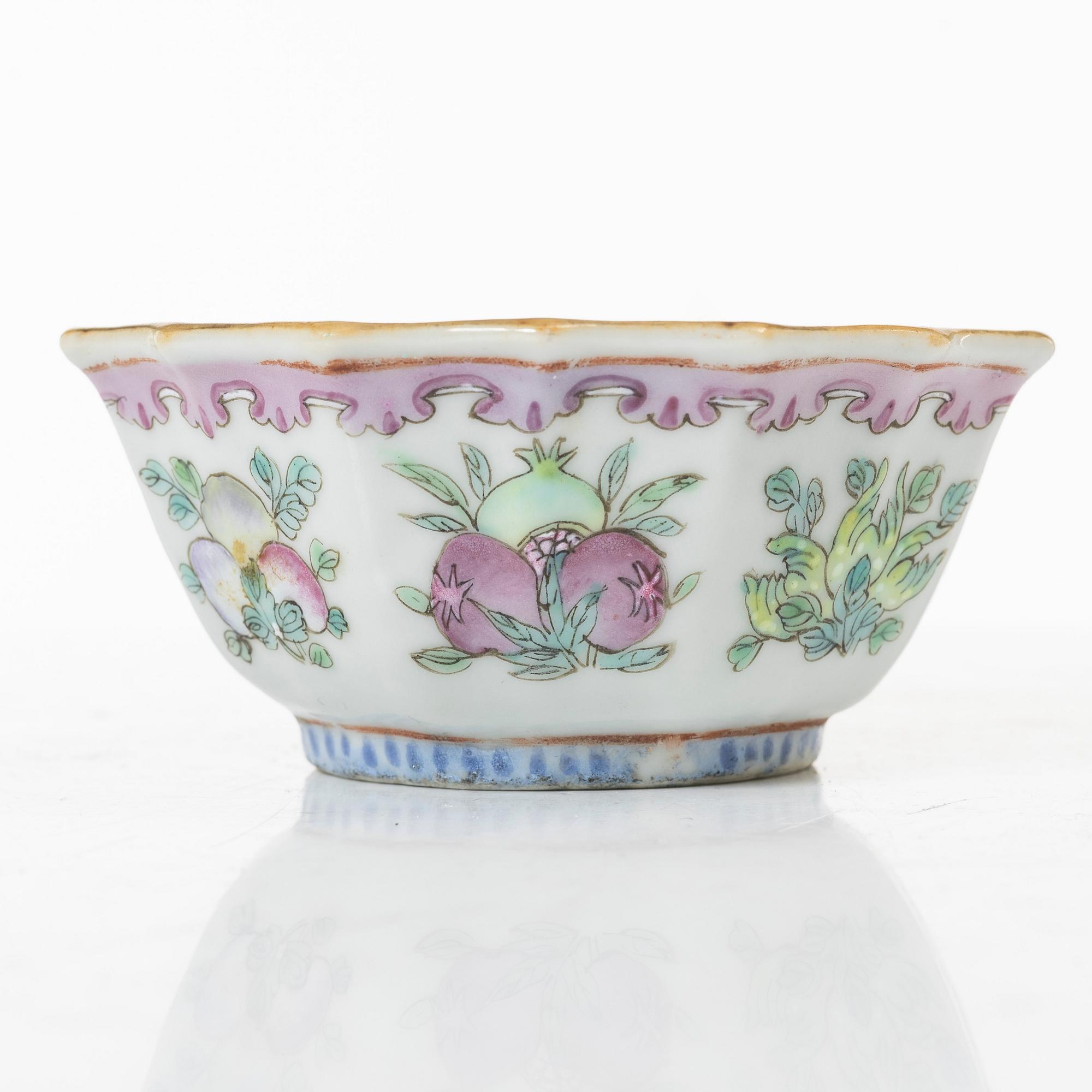 A group lot of Chinese porcelain, late Qing dynasty/early 20th century.