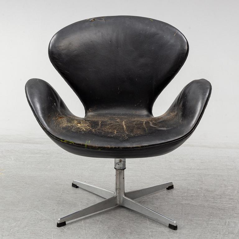 ARNE JACOBSEN, A 'Swan' chair for Fritz Hansen, Denmark.