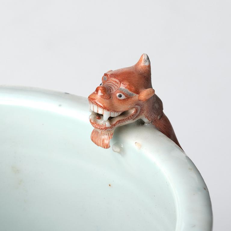Penselställ, porslin. Qingdynastin, med Yongzhengs märke.