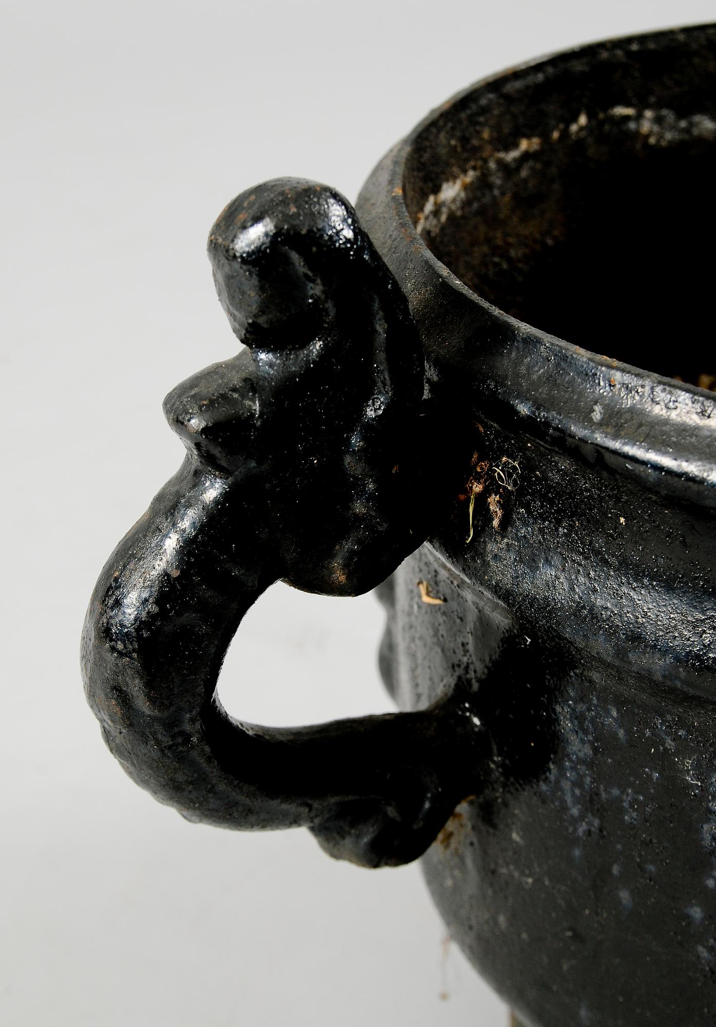 TRÄDGÅRDSURNA, gjutjärn, möjligen "Girland" Stafsjö, 1900-talets första hälft.