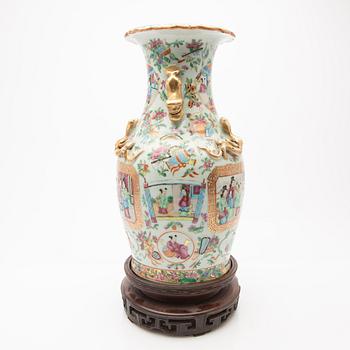 A porcelain set, 8 pieces, Canton, 19th century, China.