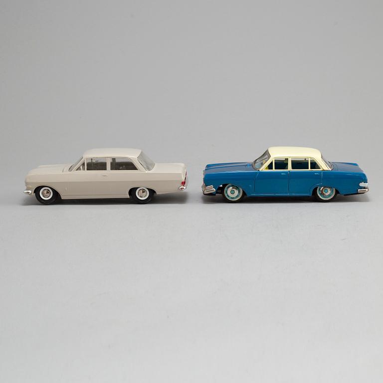 Leksaksbilar, 2 st, "Opel Rekord 462", Gama, Tyskland,  samt "Opel Rekord" made in Japan, 1960-tal.