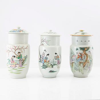 A set of 3 Chinese jars with covers, 20th century.