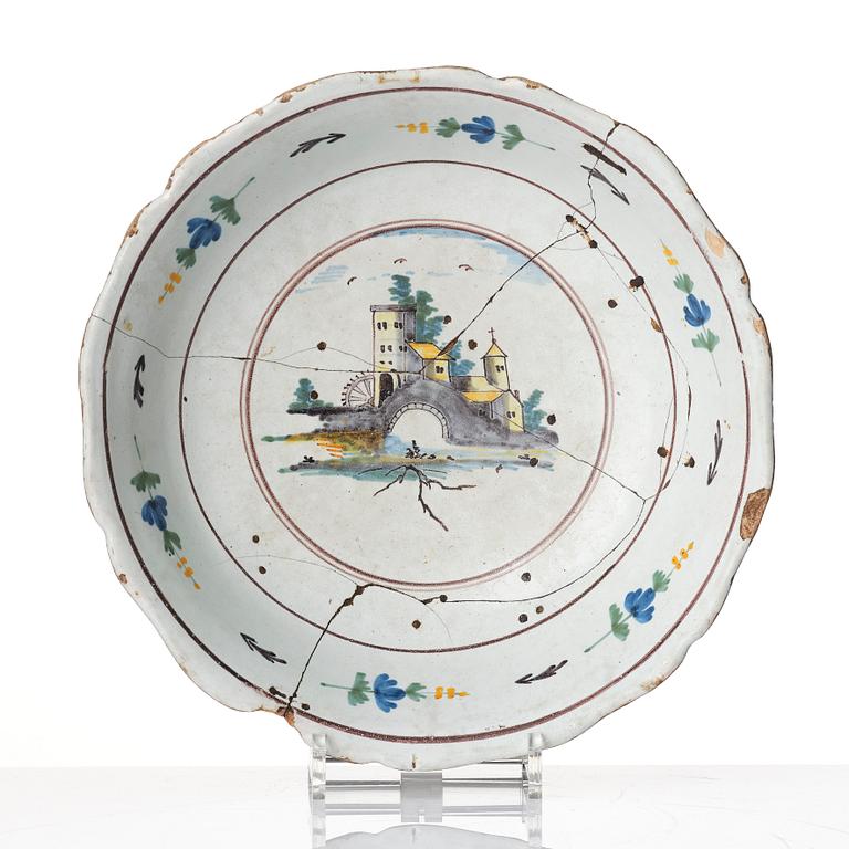 An Italian faiance basin, 17/18th century.