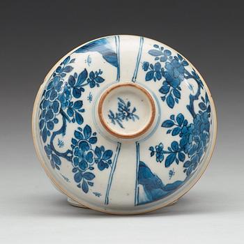 A blue and white jar with cover, Qing dynasty, Kangxi (1662-1722).