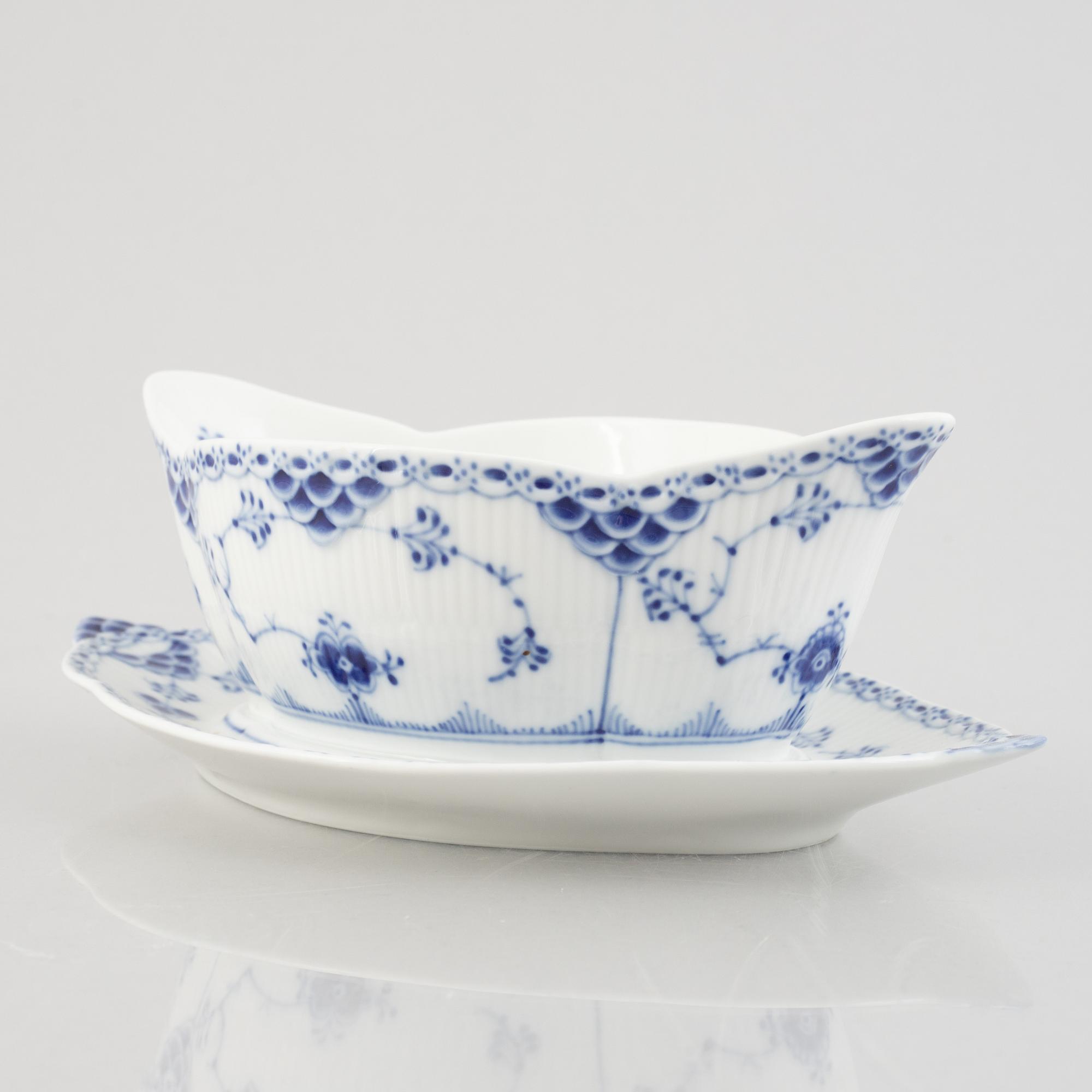A 'Blue Fluted half lace' / 'Musselmalet' porcelain sauce boat, Royal Copenhagen, model 589, 1962.