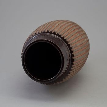 A Mari Simmulson earthenware vase from Upsala Ekeby, 1960s.