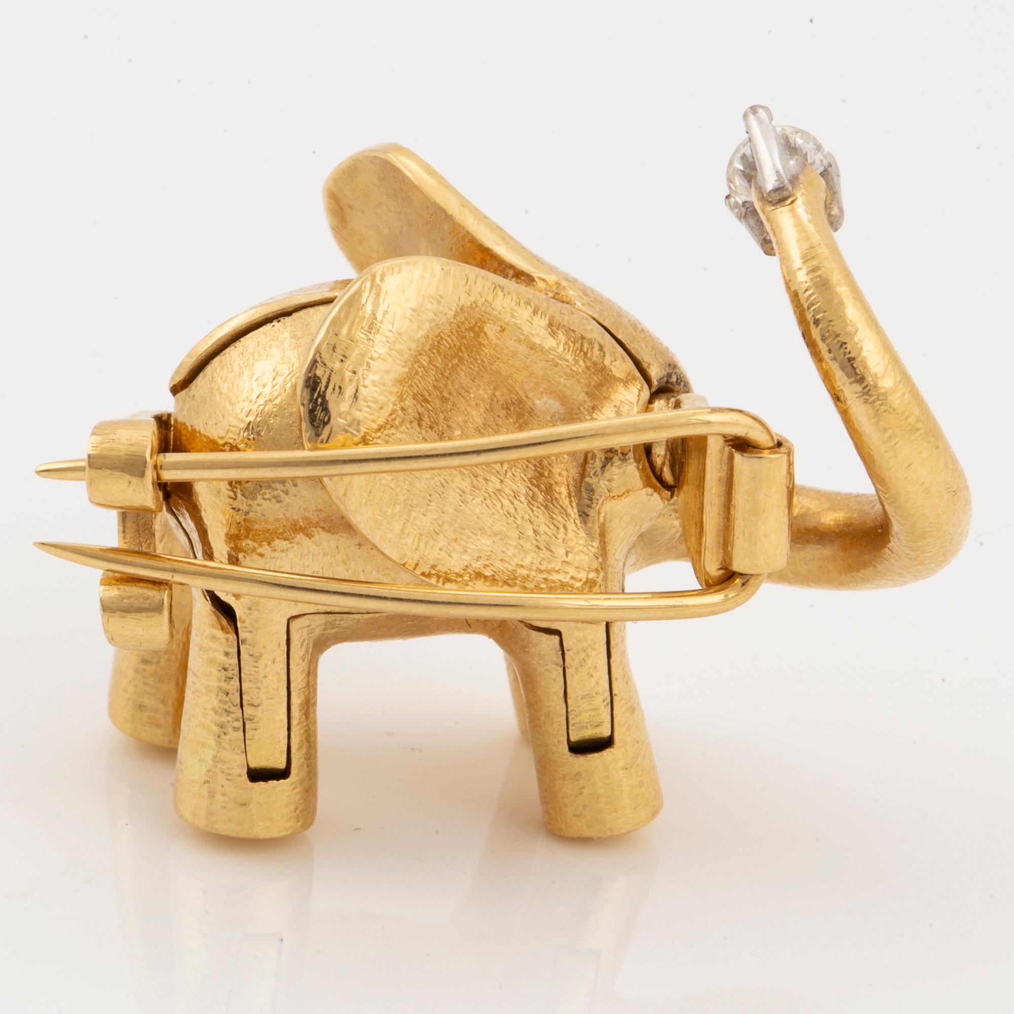 An Ole Lynggaard elephant clasp in 18K gold.