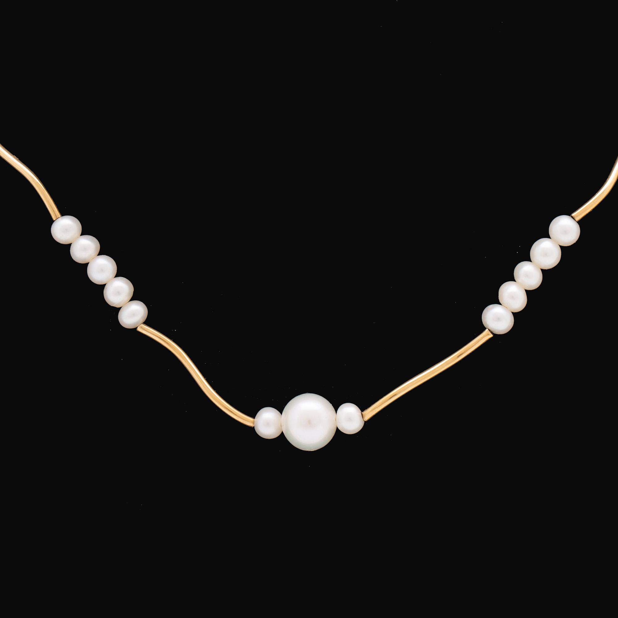Pearl-necklace, cultured pearls, approx 4 mm and 7 mm, length approx 40 cm.